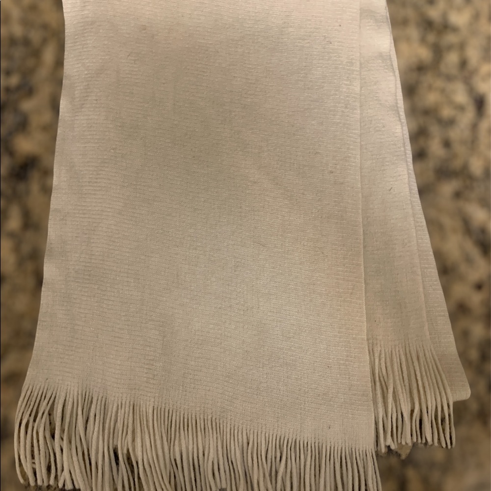 Scarf 🧣 white with fringe